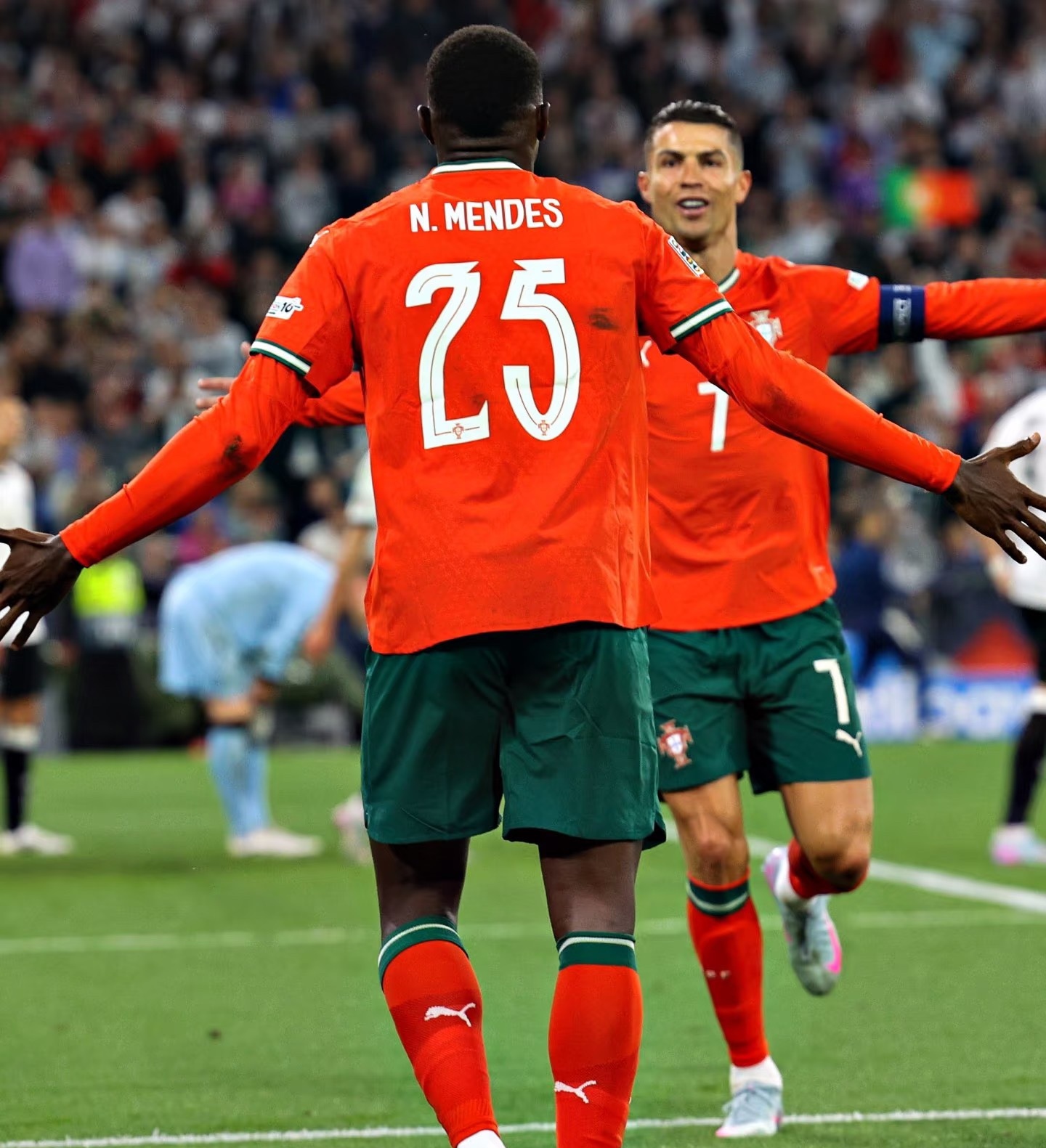 九游游戏平台-葡萄牙体育训练开放日，赛后复出首秀引欢呼，足总杯在即，年轻球员得到机会的简单介绍