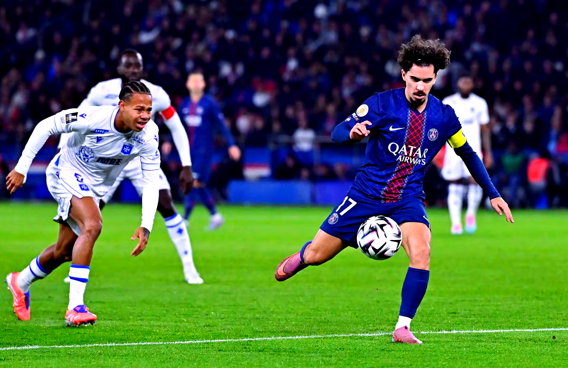 九游游戏平台-包含法甲冲刺阶段走向成谜；巴黎圣日耳曼篮板制胜；引发热议；团队化学反应显著的词条